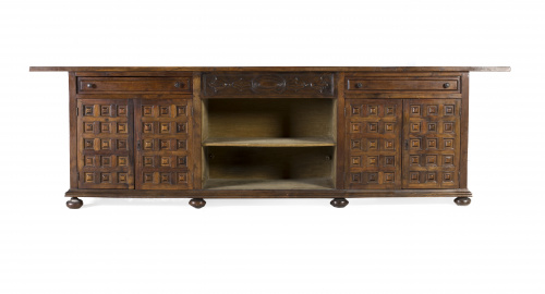 Mueble aparador con decoración de cuarterones en madera de 