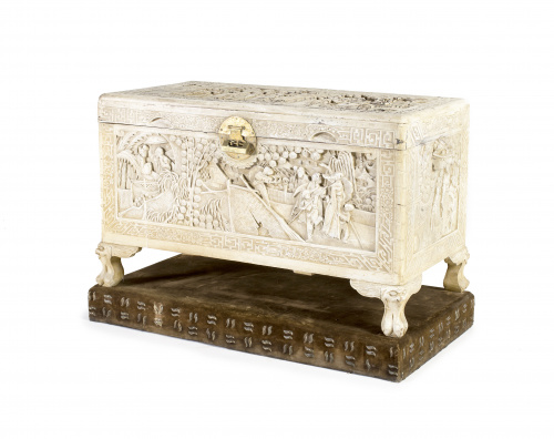 Baúl en madera tallada y lacada en blanco.China o Filipina