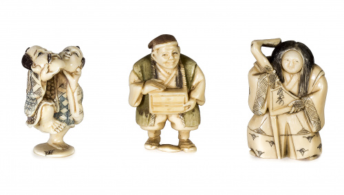 Conjunto de tres netsukes en marfil tallado, policromado y 