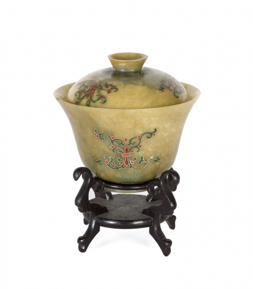 Cuenco con tapa en serpentina con decoración pintada sobre