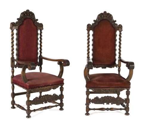 Pareja de sillas de brazos siguiendo modelos del S. XVIII, 