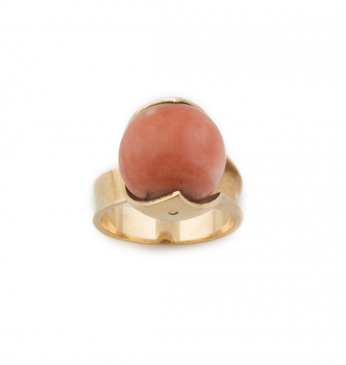 Sortija con cuenta de coral de 12 mm en montura de oro amar