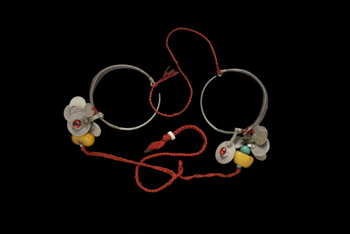 Lote formado por dos pares de pendientes, unos procedentes 