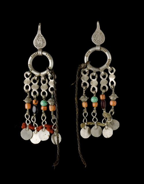 Lote formado por dos pares de pendientes, unos de Ternata y