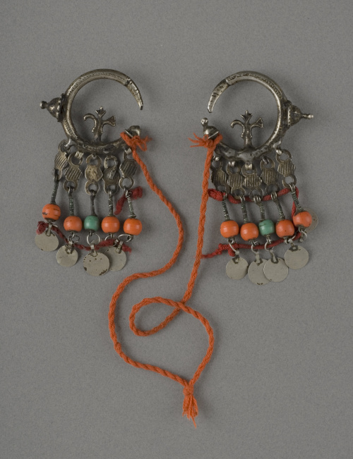 Lote formado por dos pares de pendientes, unos de Ternata y