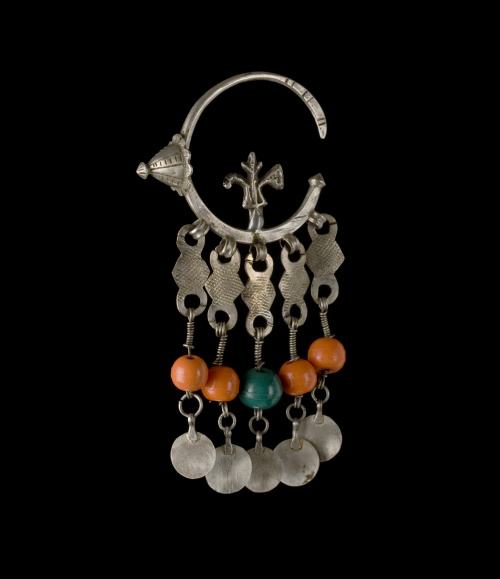 Lote formado por un pendiente “Uzaiz” y un pendiente “Tikho