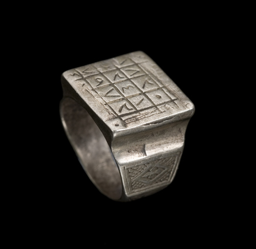 Lote formado por cuatro anillos.