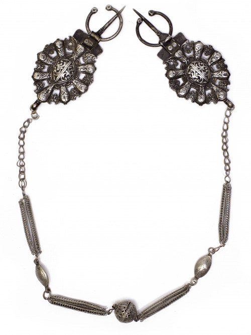 Pectoral con dos fíbulas de abeja. 