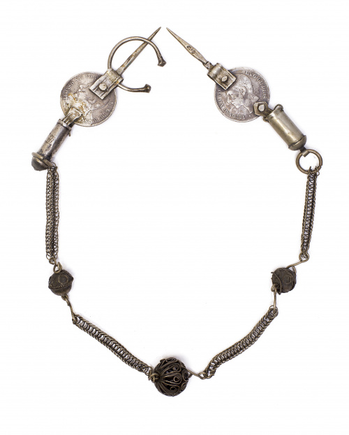 Lote formado por pectoral con fíbulas de Alfonso XII  y una