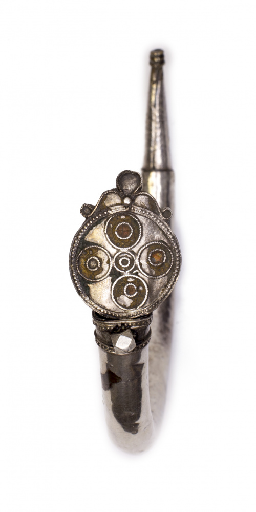 Lote formado por un pendiente y pendientes Tuareg