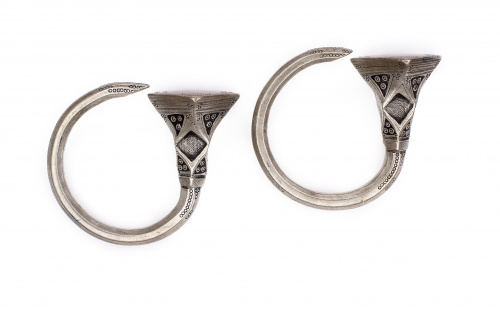 Lote formado por un pendiente y pendientes Tuareg