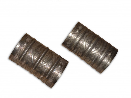 Lote formado por Dos brazaletes de Libia y dos pulseras del