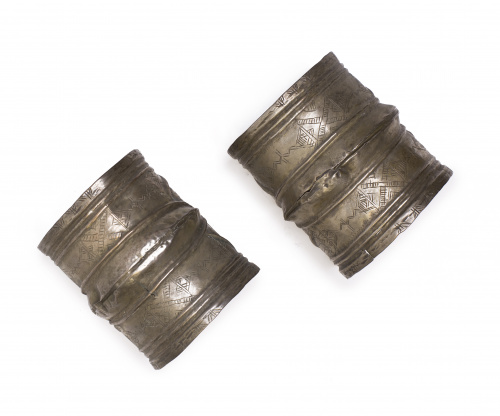 Lote formado por Dos brazaletes de Libia y dos pulseras del