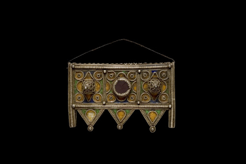 Lote formado por tres amuletos Tuareg y un amuleto “herz”