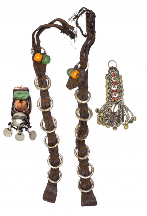 Lote formado por tres colgantes presaharianos y un colgande