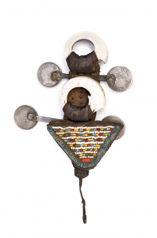 Lote formado por tres colgantes presaharianos y un colgande