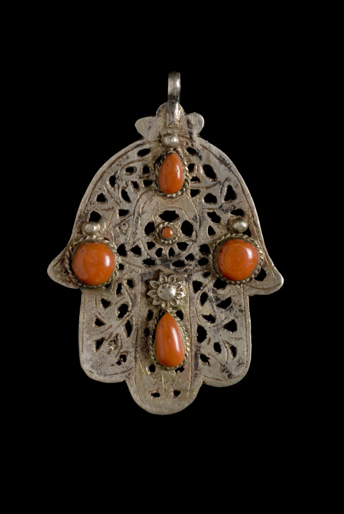 Lote formado por dos mano de Fátima y un fulet jamsa. 