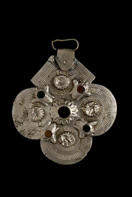 Lote formado por dos mano de Fátima y un fulet jamsa. 