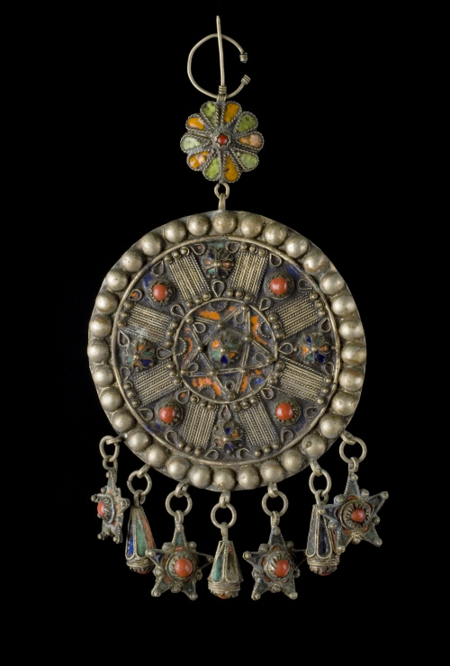 Fíbula con gran colgante 