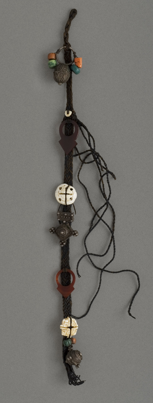 Lote formado por dos colgantes “Gouada” y uno “Goulilmin”