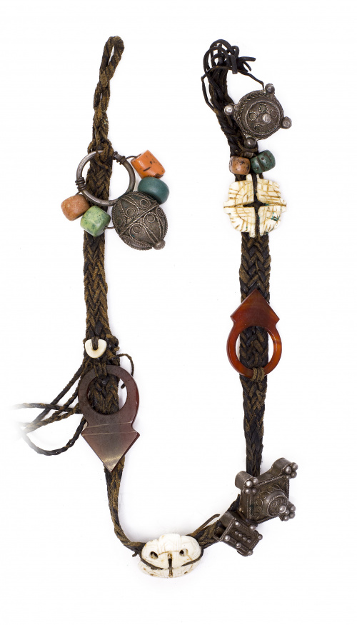 Lote formado por dos colgantes “Gouada” y uno “Goulilmin”