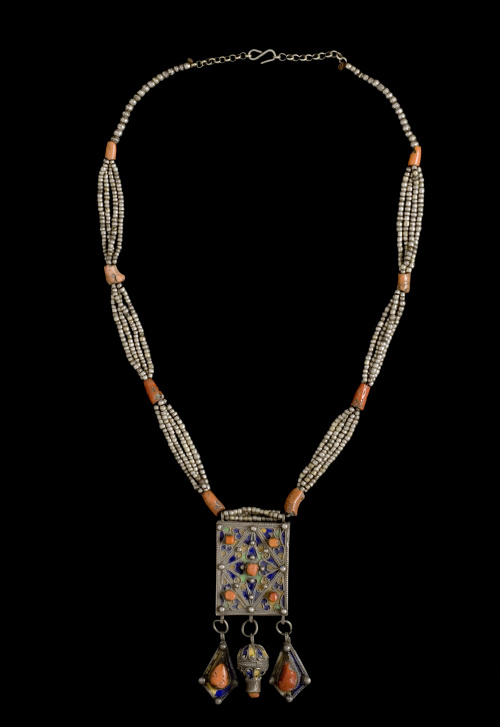 Lote formado por amuleto “herz” y un amuleto del Sahara.