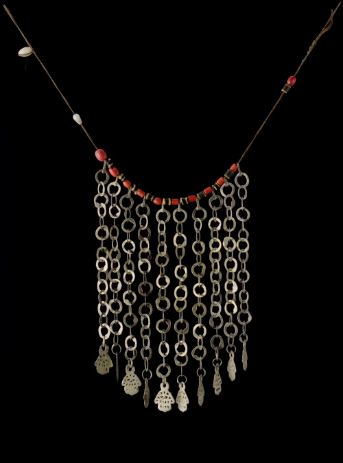 Lote formado por dos collares.