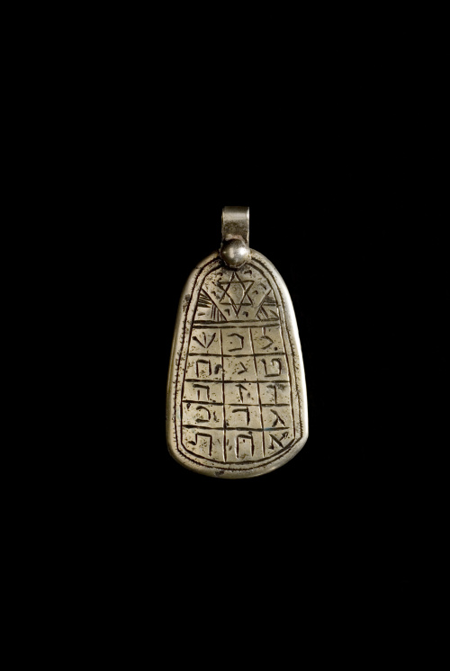 Lote formado por cinco amuletos procedentes de Rabat