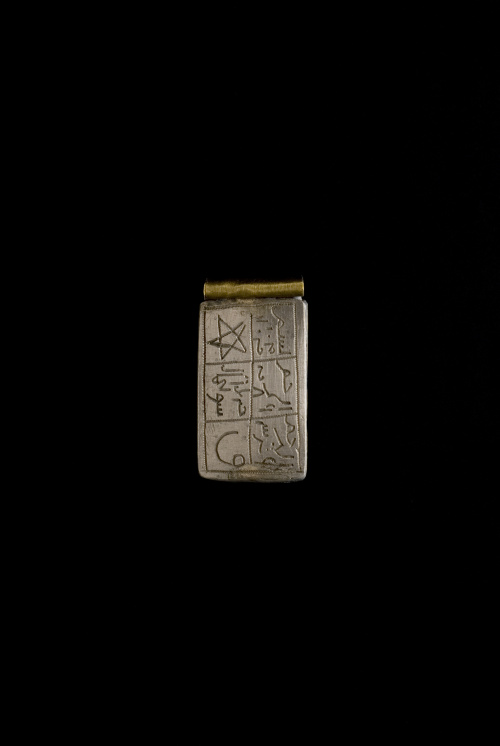Lote formado por cinco amuletos procedentes de Rabat