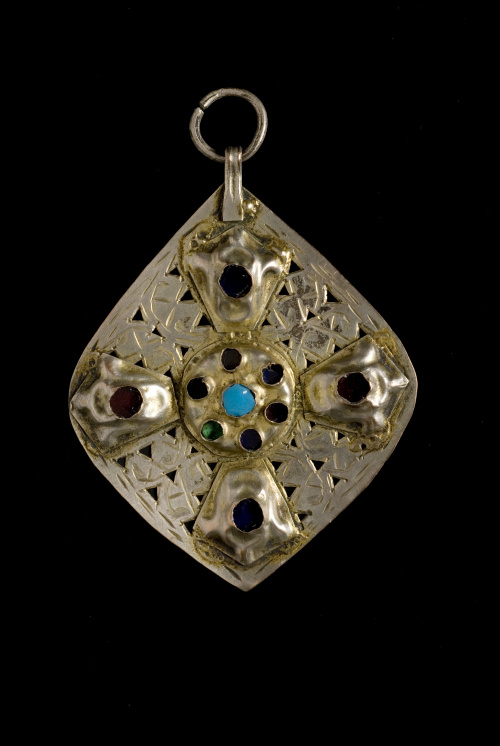 Lote formado por tres amuletos, dos de Rabat y otro Fulet j