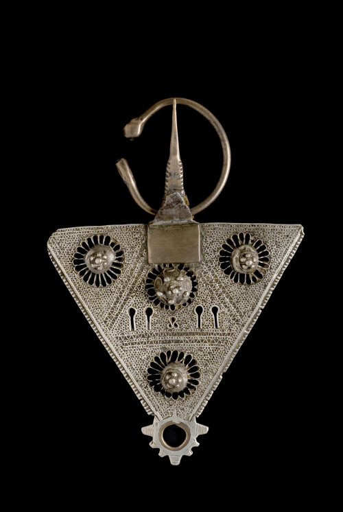 Fíbula “tazerzai n´tauka” (de gusano)