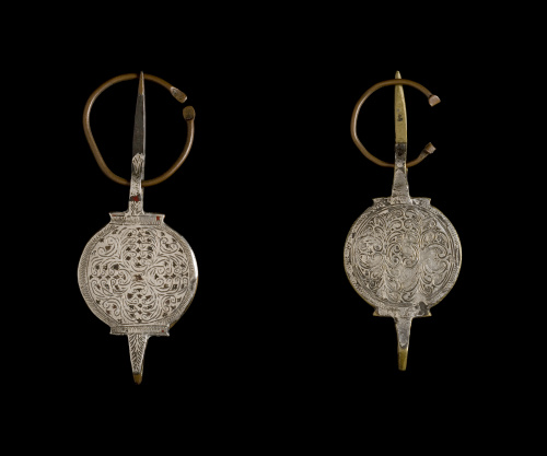 Lote formado por dos pares de fíbulas. 