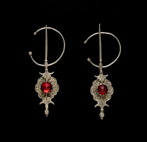 Lote formado por dos pares de fíbulas y una fíbula de Túnez