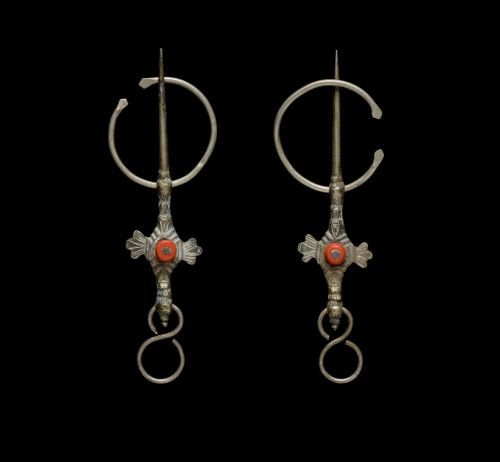 Lote formado por dos pares de fíbulas y una fíbula de Túnez