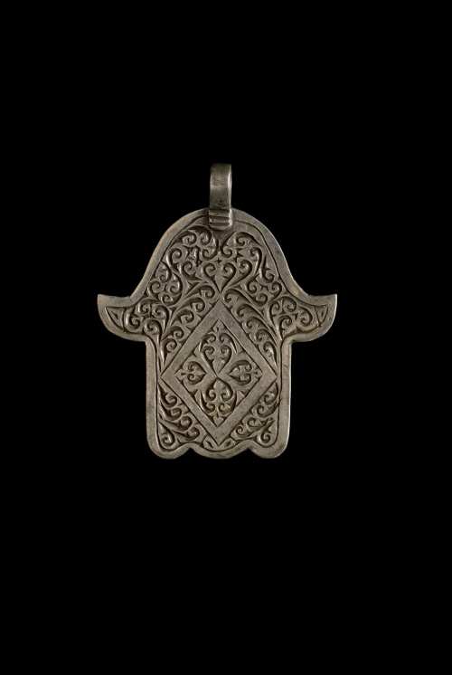 Lote formado por tres Manos de Fátima y dos talismanes. 