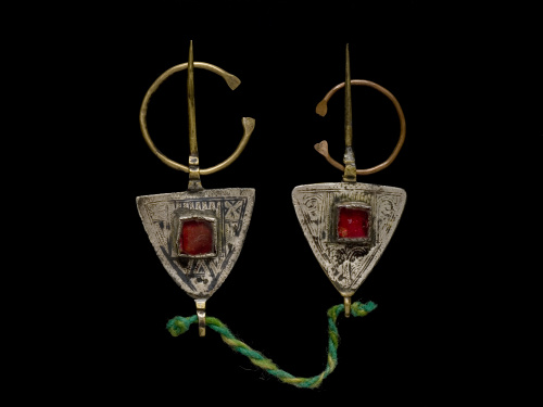 Lote formado por  tres fíbulas, dos de ellas parejas. 