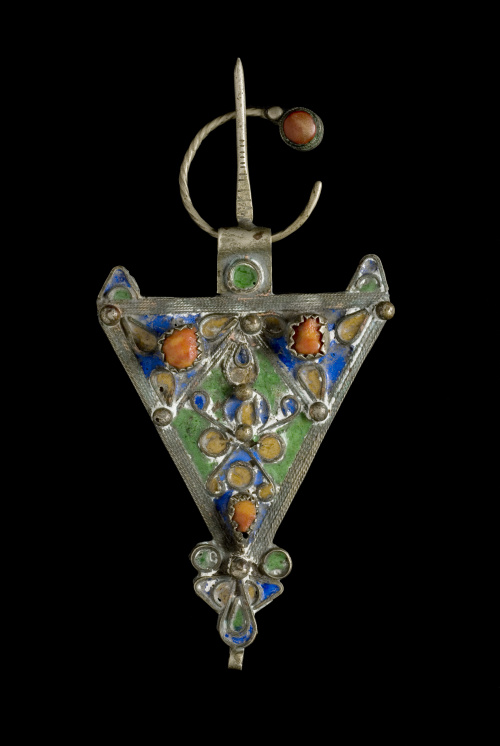 Lote formado por  tres fíbulas, dos de ellas parejas. 