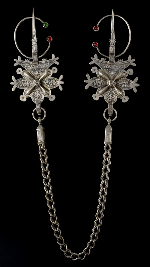 Lote formado por dos fíbulas