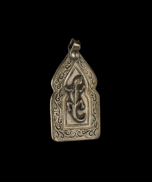 Lote formado por tres Manos de Fátima y dos talismanes. 