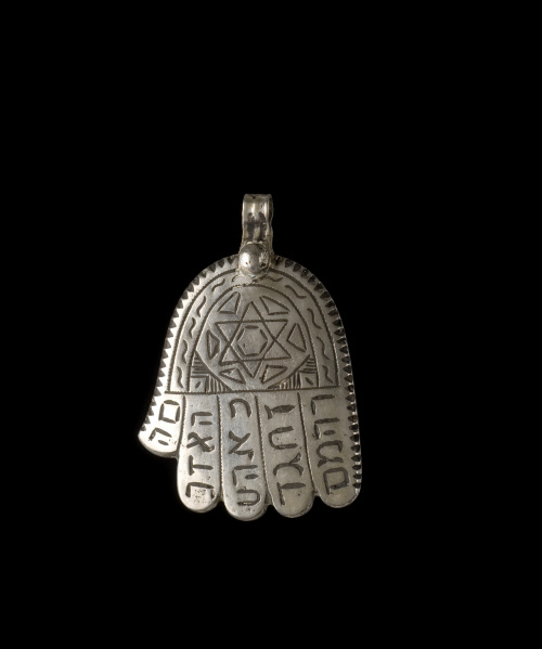 Lote formado por tres Manos de Fátima y dos talismanes. 