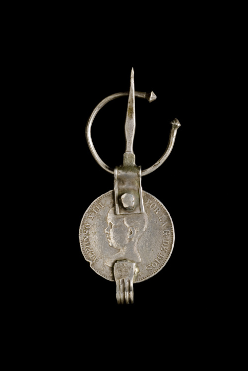 Lote formado por trece fíbulas con monedas