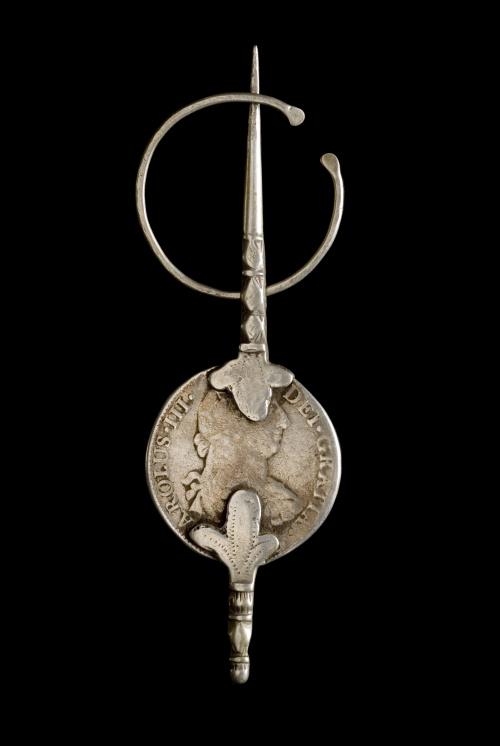 Lote formado por trece fíbulas con monedas