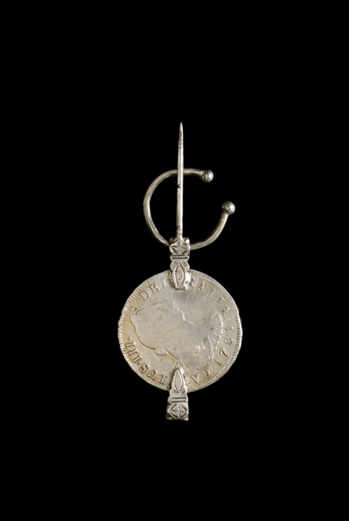 Lote formado por trece fíbulas con monedas