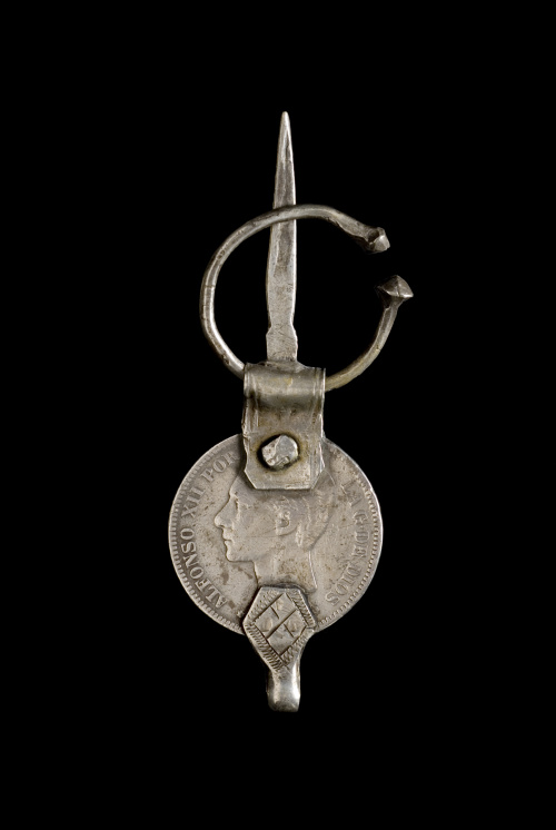 Lote formado por trece fíbulas con monedas