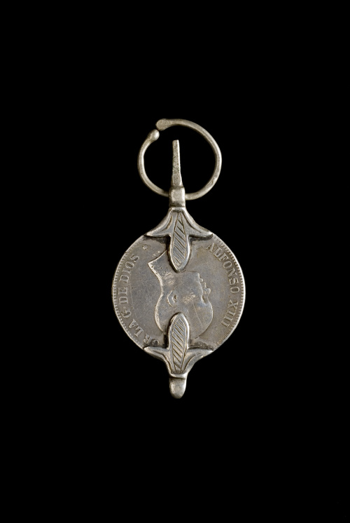 Lote formado por trece fíbulas con monedas