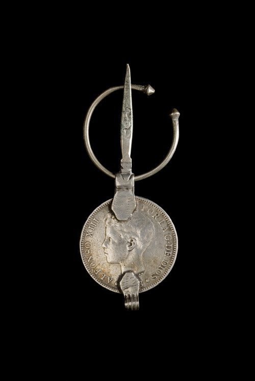 Lote formado por trece fíbulas con monedas