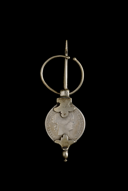 Lote formado por doce fíbulas con monedas