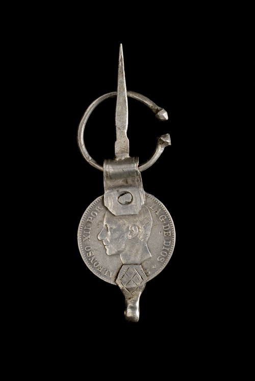 Lote formado por doce fíbulas con monedas