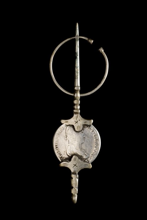 Lote formado por doce fíbulas con monedas