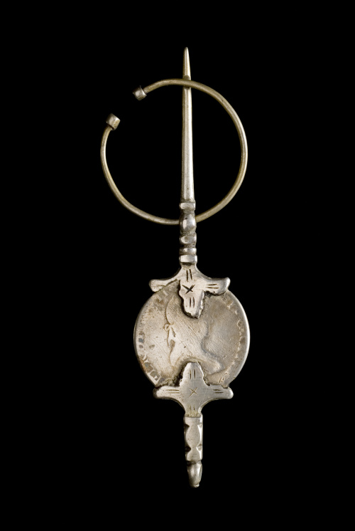 Lote formado por doce fíbulas con monedas